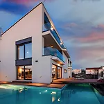 Noble Strandnahe Villa Mit Meerblick, Privatpool, Gym, Nur 700 Meter Zum Strand