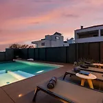 Noble Strandnahe Villa Mit Meerblick, Privatpool, Gym, Nur 700 Meter Zum Strand